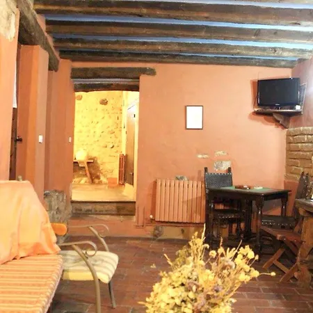 Welcoming House In With Fireplace