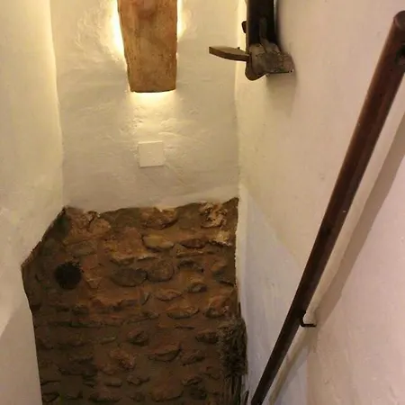Welcoming House In With Fireplace *